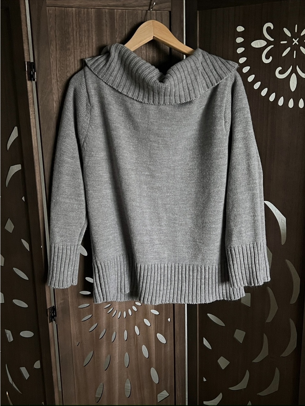 Off-the-Shoulder Ribbed Gray Sweater - Picture 4 of 4